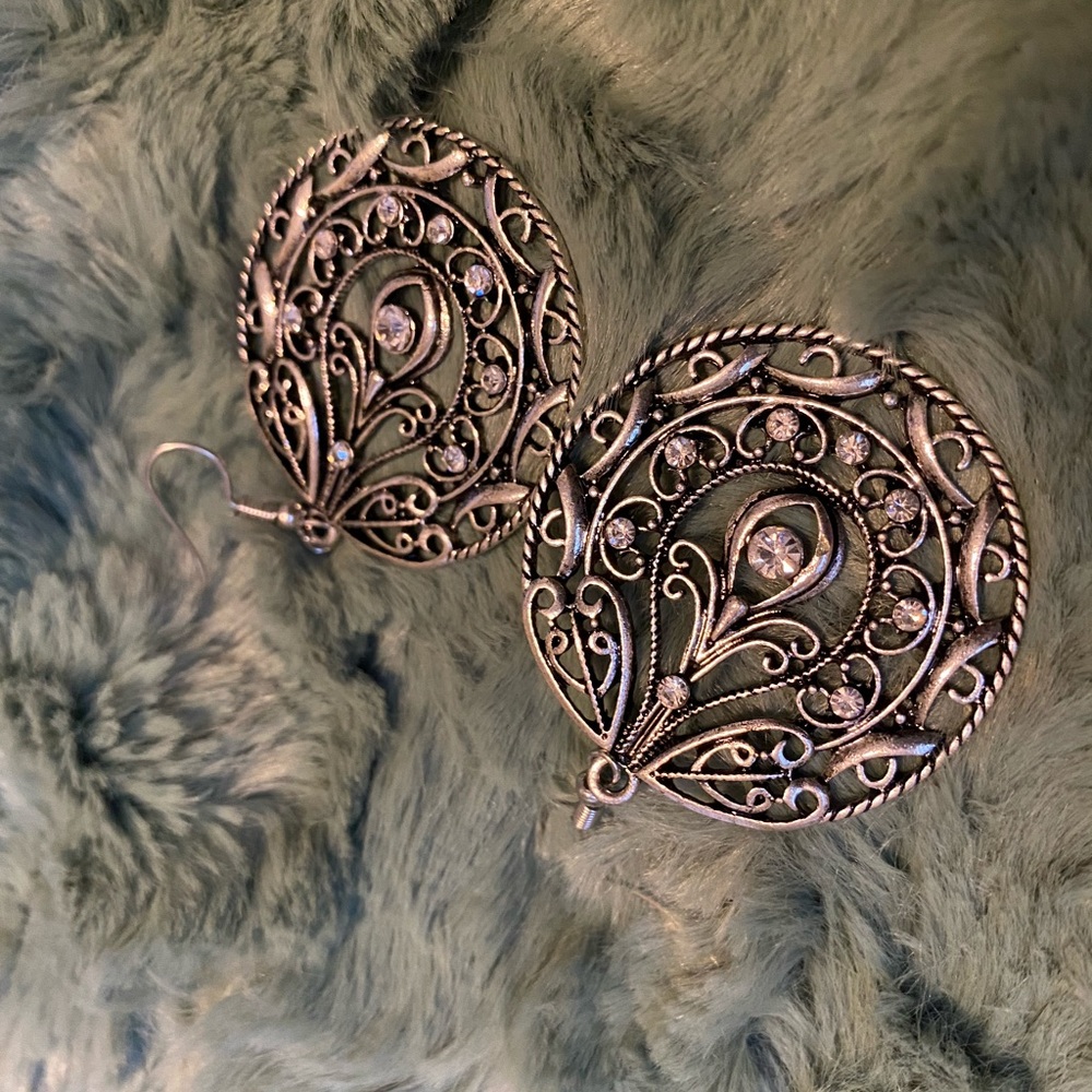 Jewelry - Picture 3 of 5
